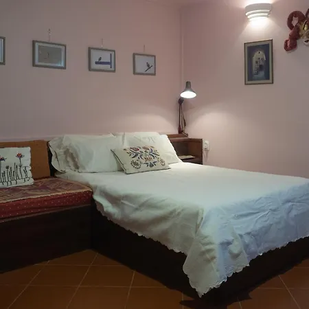 Private Art 50m From Sea 1-3 Per *