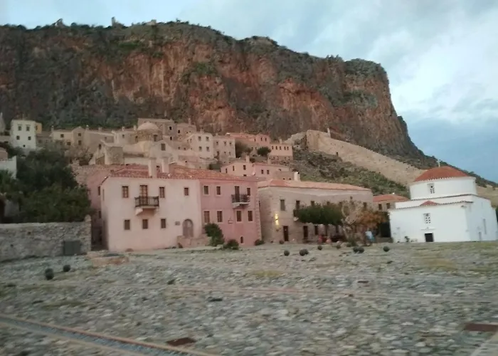 Private Art 50m From Sea 1-3 Per *