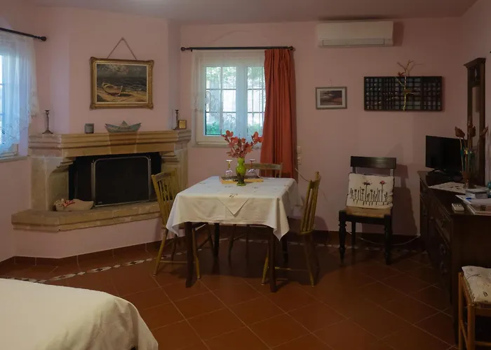 Private Art 50m From Sea 1-3 Per *