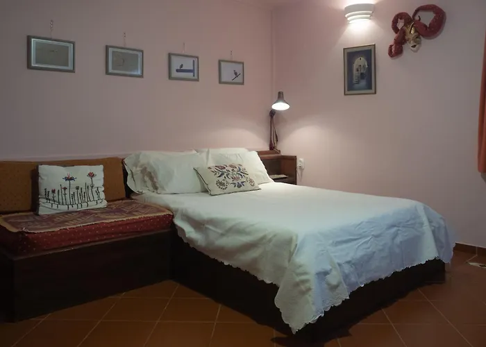 Private Art 50m From Sea 1-3 Per *